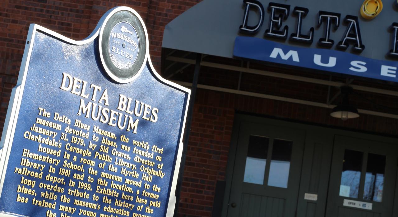密西西比州克拉克斯代尔的三角洲蓝调博物馆 (Delta Blues Museum) 入口