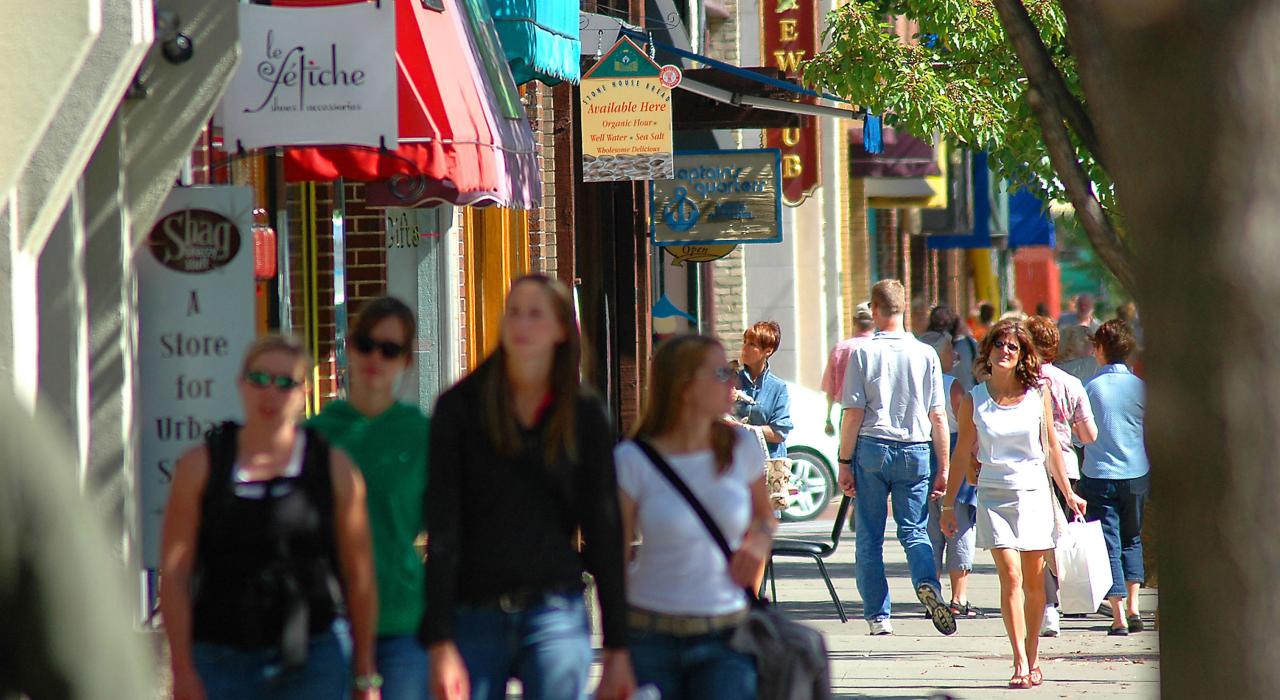 Das Stadtzentrum von Traverse City, Michigan: Boutiquen und betriebsame Straßen