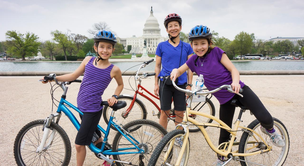 在华盛顿哥伦比亚特区国会大厦倒影池前骑行
