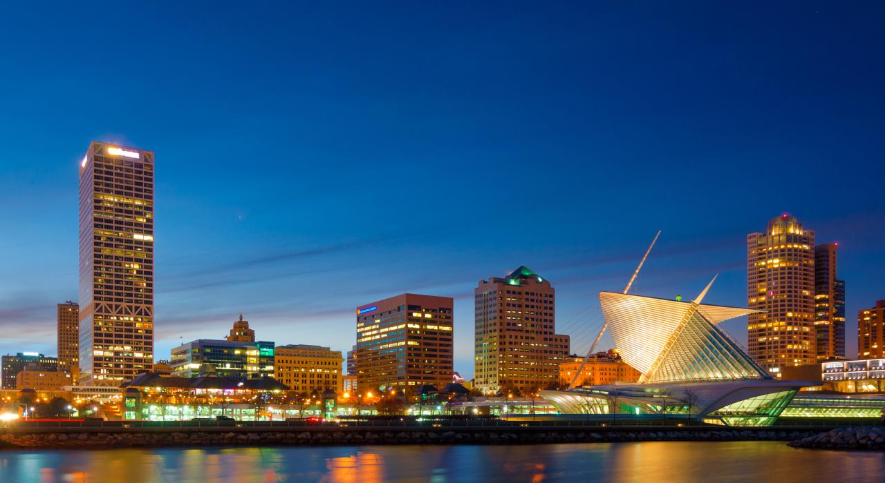 威斯康星州密尔沃基的天际线夜景
