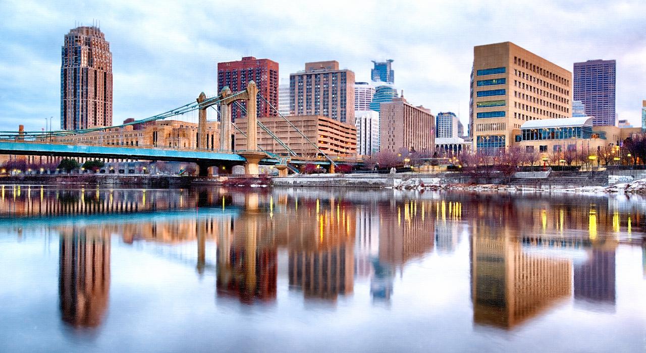 水中倒映的明尼阿波利斯市区天际线与亨内平桥