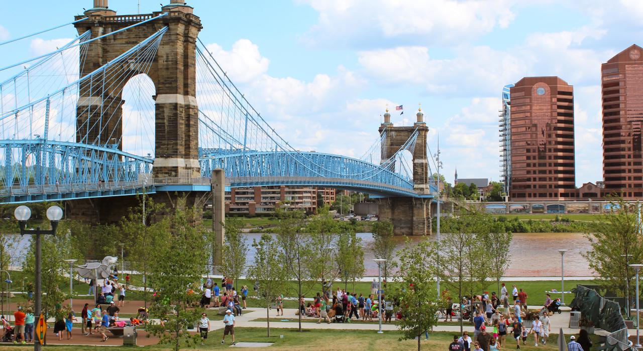 俄亥俄州辛辛那提俄亥俄河上的罗布林大桥 (Roebling Bridge)