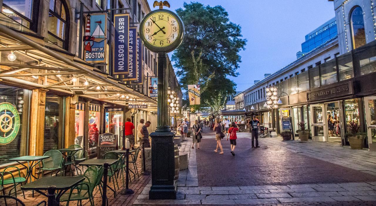 穿过马萨诸塞州波士顿的昆西市场