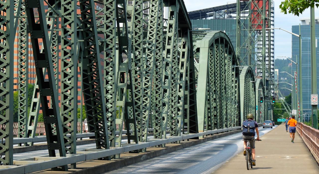 俄勒冈州波特兰桥下的壮美风光