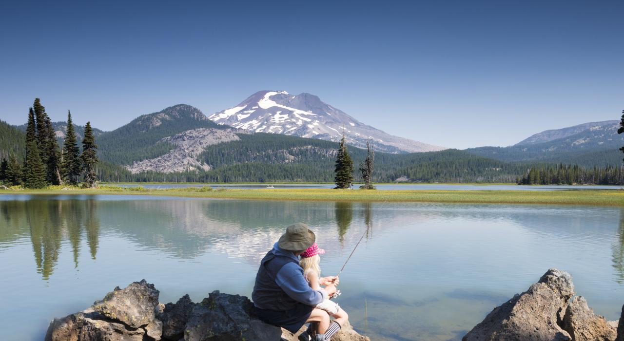 在卡斯卡德山脉附近的火花湖旁垂钓