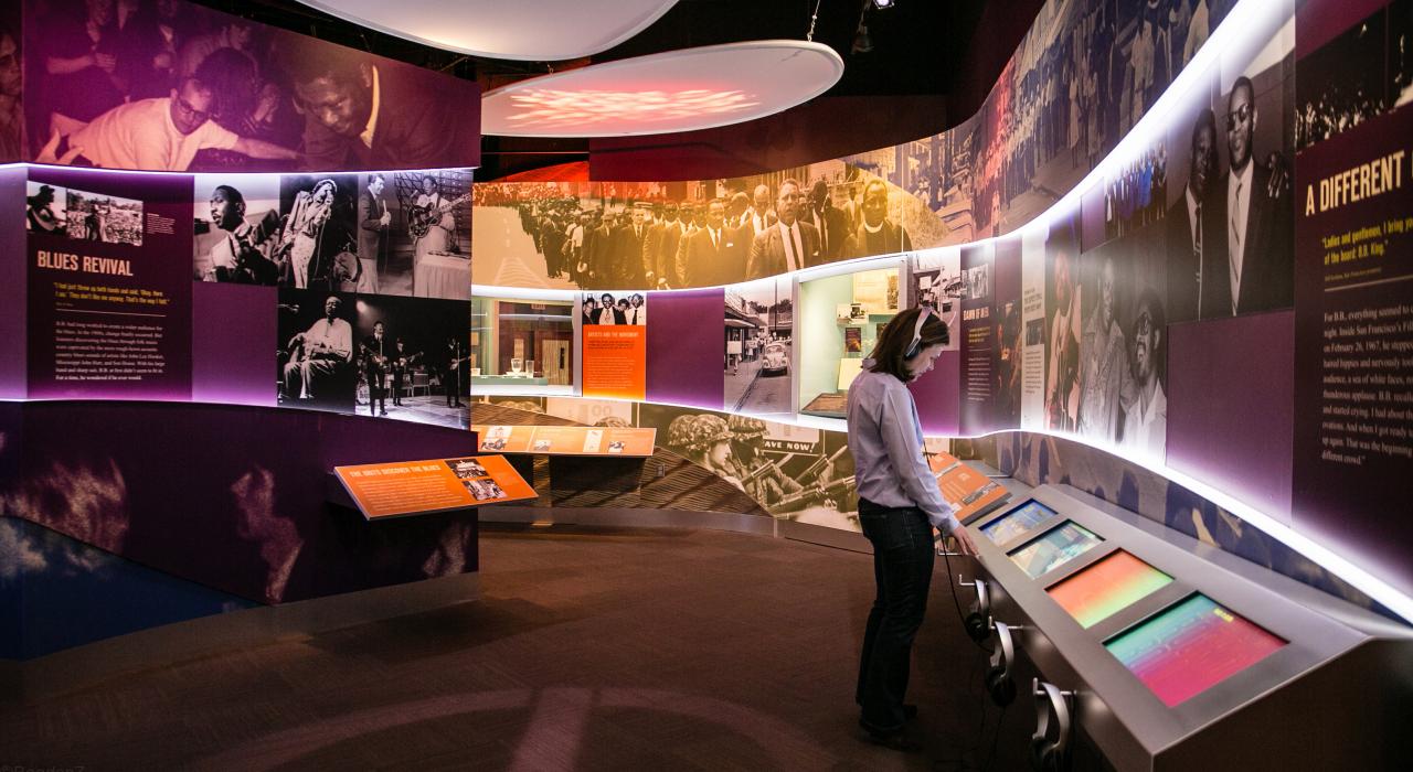 漫步于密西西比州印第安诺拉的 B.B.King 博物馆的展厅