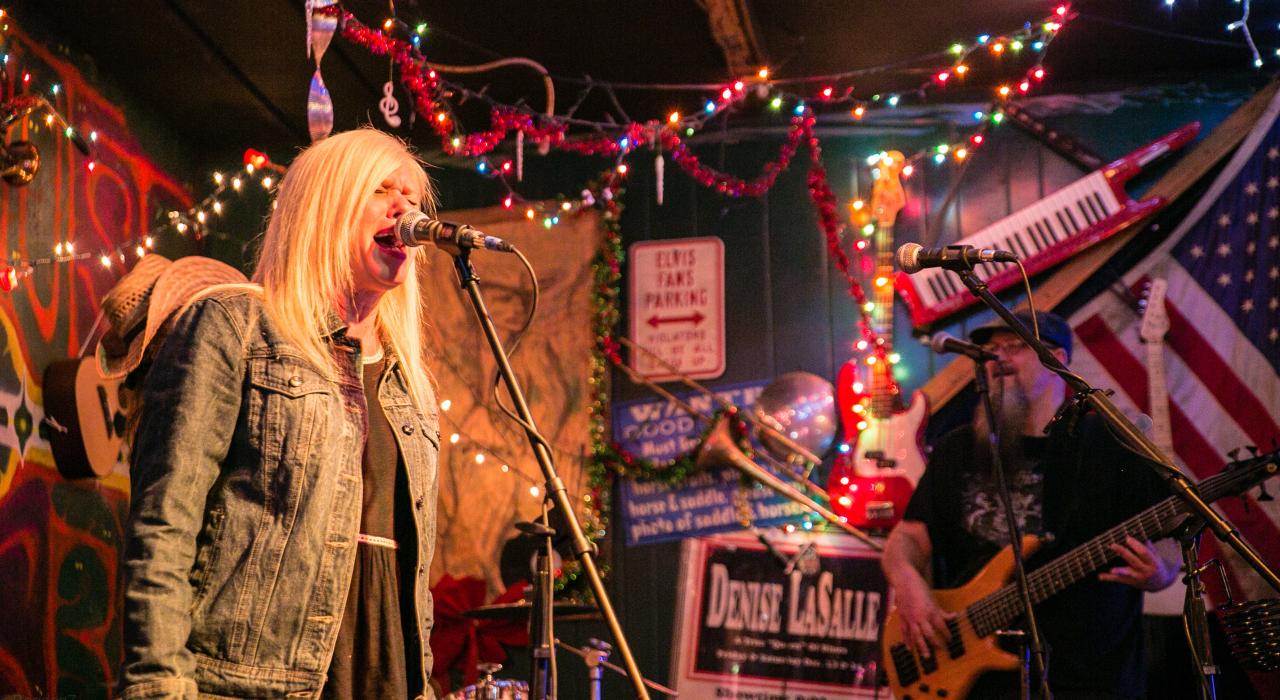 乐队在密西西比州格林维尔的核桃街蓝调酒吧表演