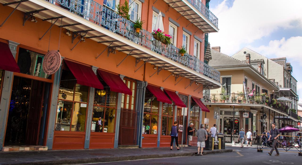 路易斯安那州新奥尔良街区的一排商店和咖啡馆