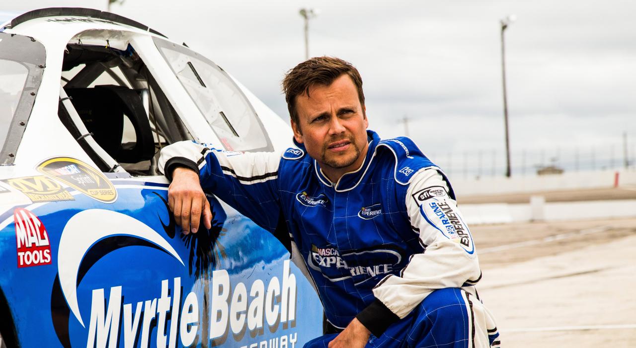 在南卡罗来纳州美特尔海滩的赛道上体验 NASCAR 赛车激情