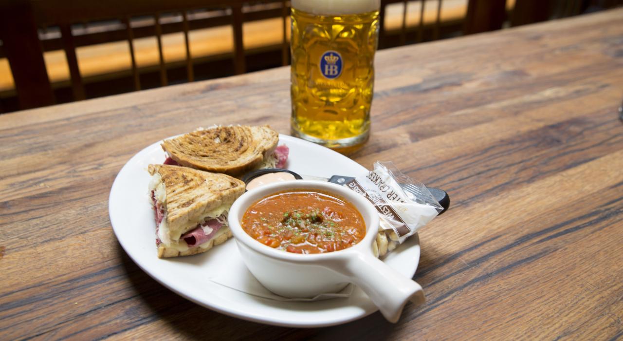 肯塔基州纽波特美味的汤汁、三明治和啤酒