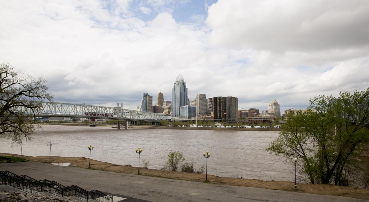 从肯塔基州堤坝上欣赏纽波特美景