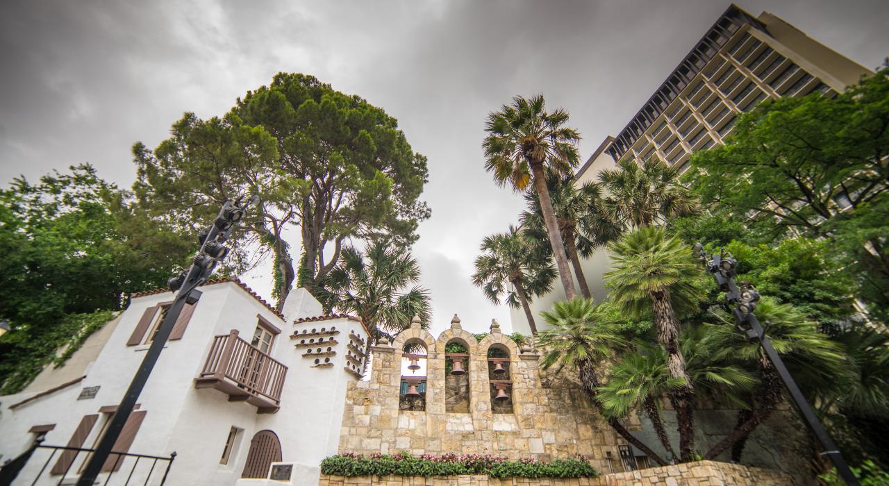 德克萨斯州圣安东尼奥河畔步行街两旁的建筑