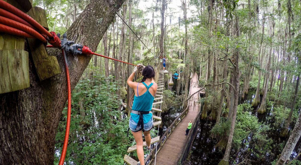 在佛罗里达州塔拉哈西市体验高空滑索