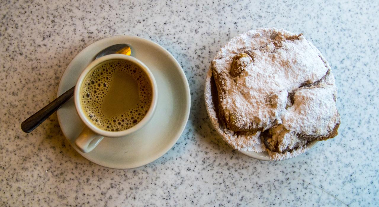 路易斯安那州新奥尔良的咖啡和贝奈特饼