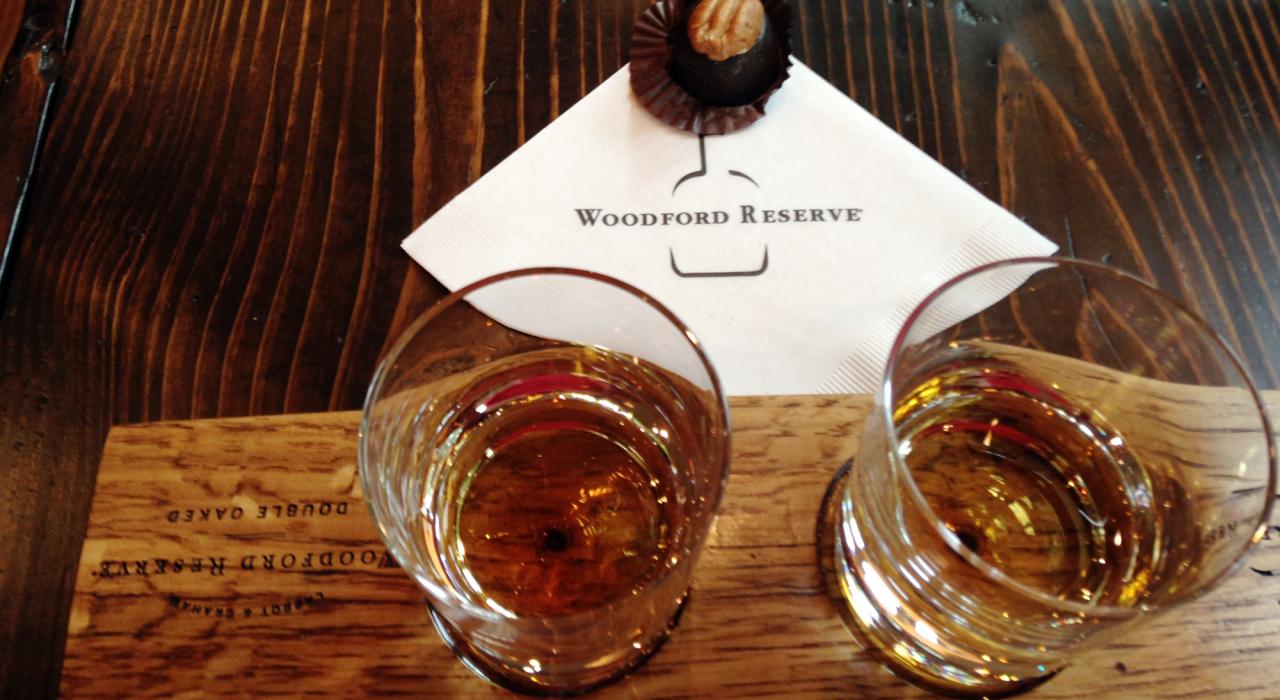 在肯塔基州凡尔赛伍德福德珍藏酿酒厂小酌