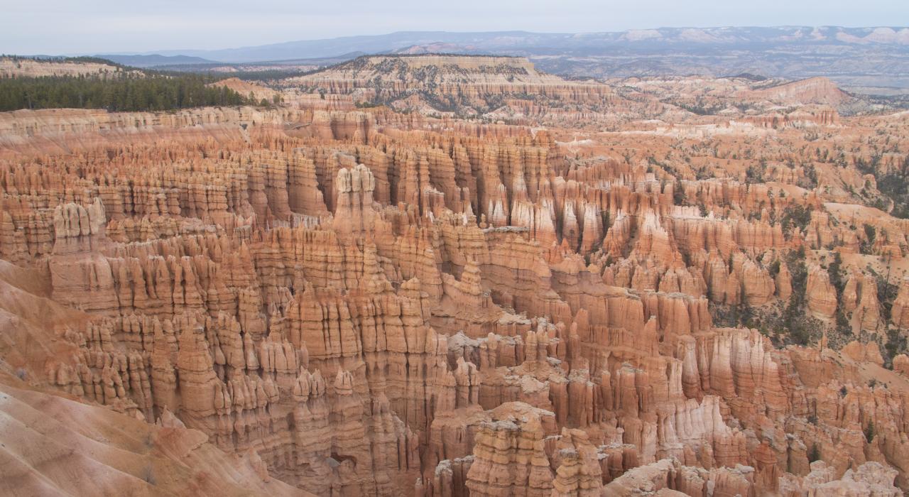 Acantilados de arenisca roja en el Parque Nacional Bryce Canyon, Utah