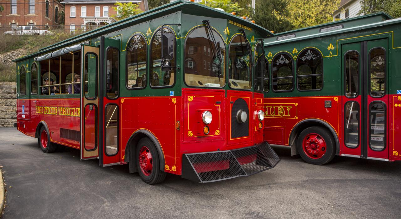 イリノイ州の歴史あるガリーナでトロリーに乗車