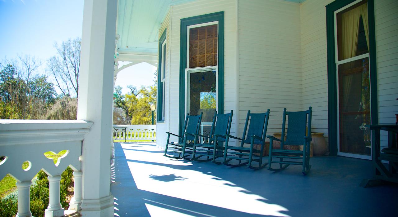 路易斯安那州霍马种植园前廊的摇椅