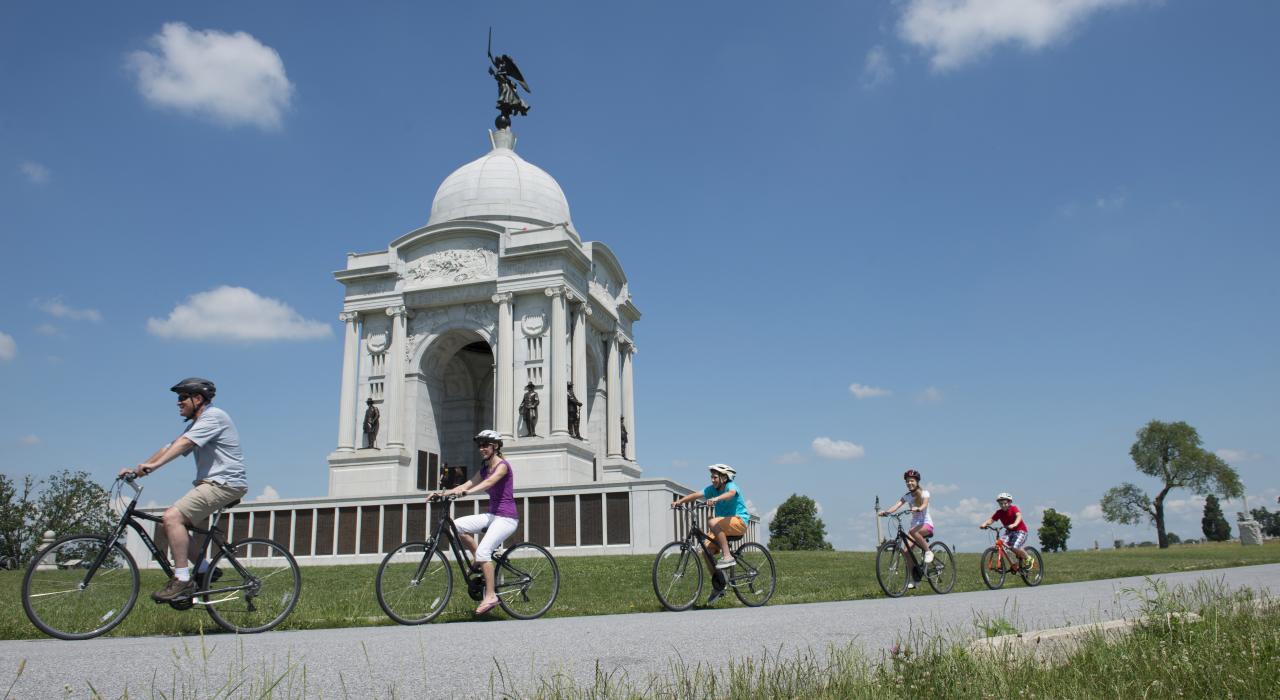 骑车经过葛底斯堡国家军事公园中的宾夕法尼亚州纪念堂