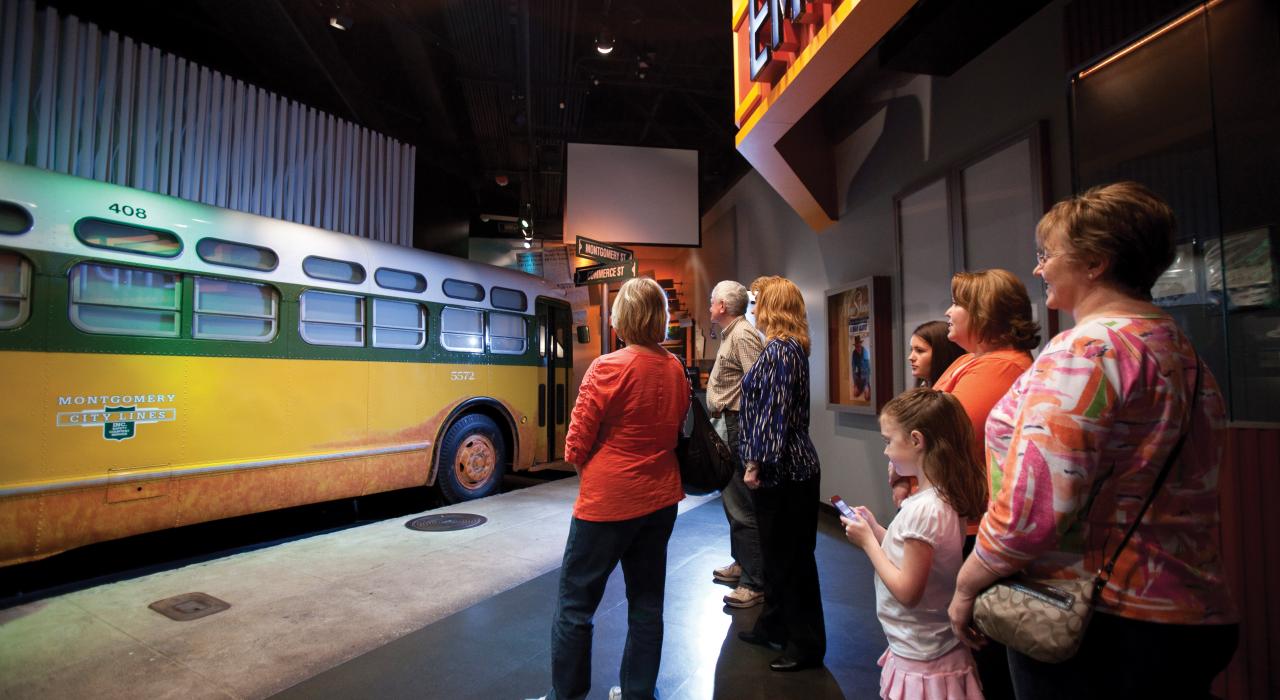 在阿拉巴马州蒙哥马利罗萨·帕克斯博物馆体验巴士抵制运动当时的感受