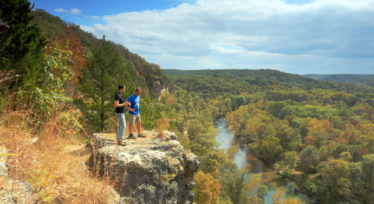 俯瞰密苏里州普拉斯基县魔鬼弯道附近的大潘尼河