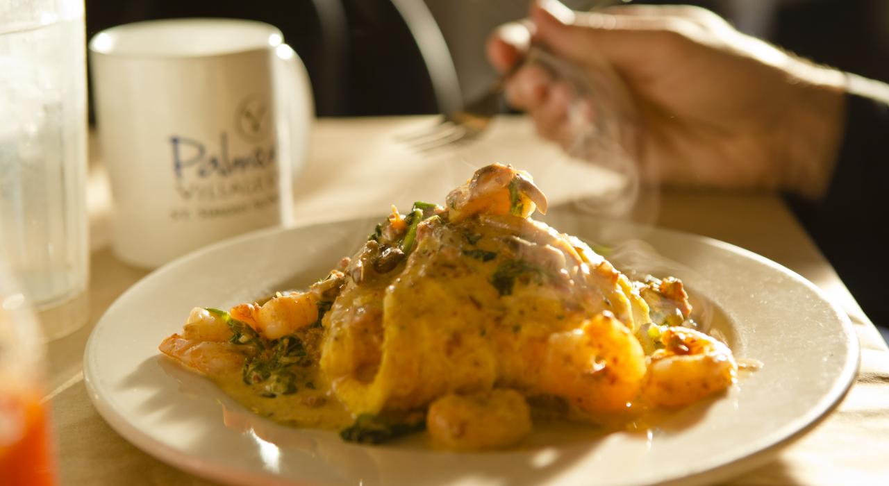 在佐治亚州圣西蒙岛的Palmer’s Village Café 餐厅用餐