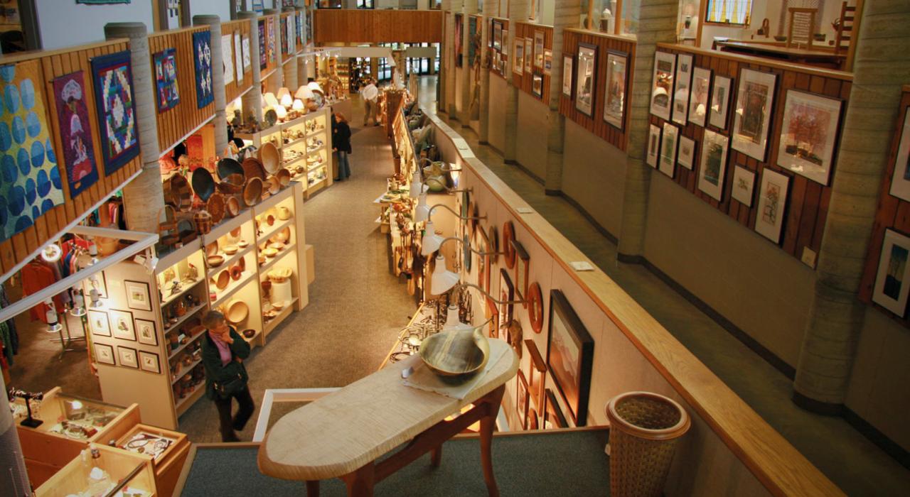 北卡罗来纳州阿什维尔民间艺术中心的传统与当代工艺品