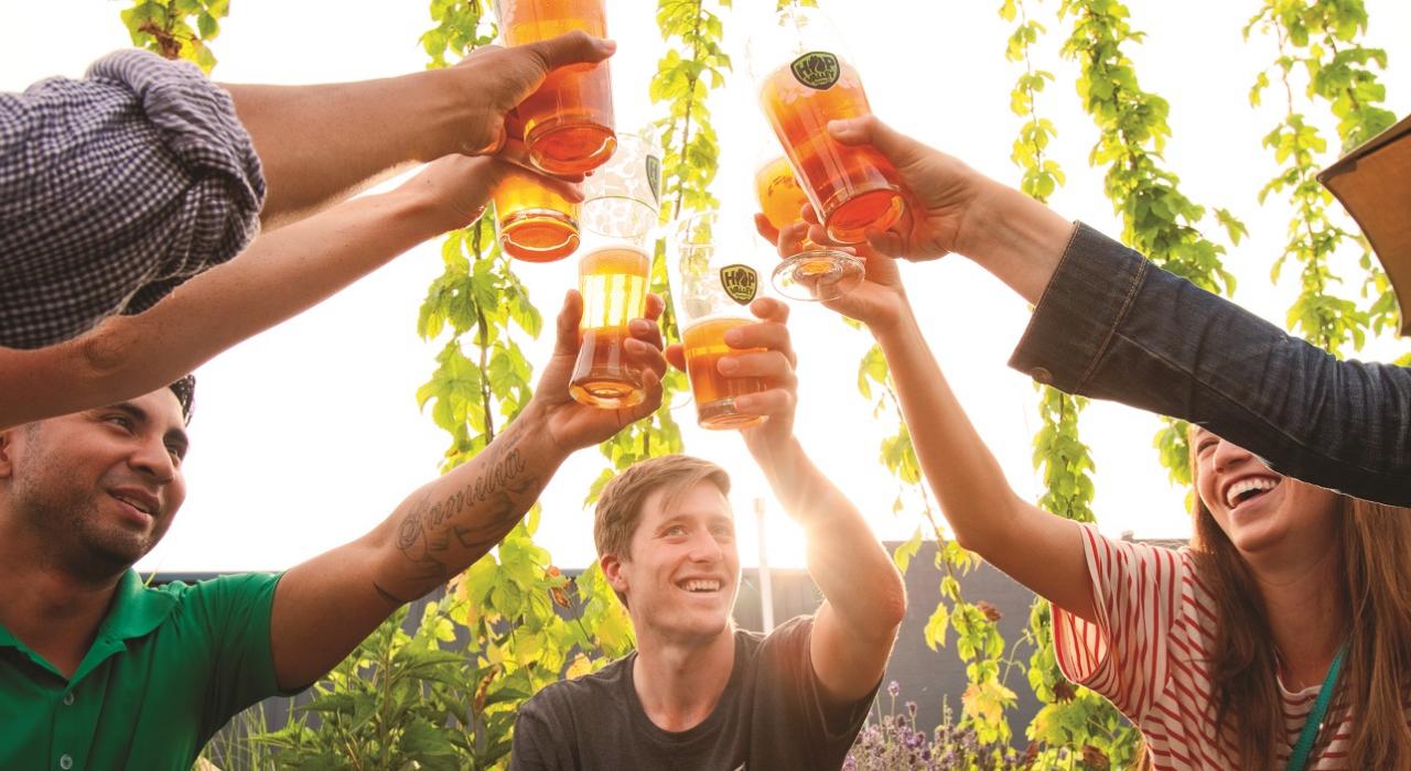 在俄勒冈州尤金市的 Hop Valley Brewing 啤酒公司举杯相庆