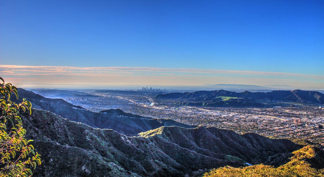 伯班克和洛杉矶市中心的日出美景