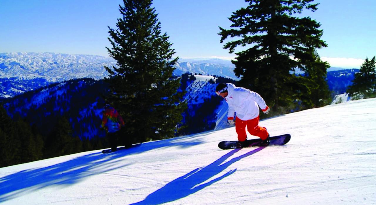 在博伊西附近的山上玩单板滑雪
