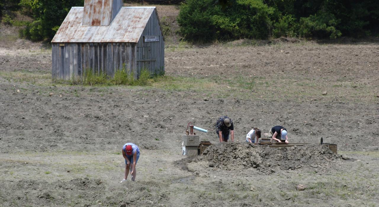 在阿肯色州默夫里斯伯勒的钻石坑州立公园中寻宝的人们