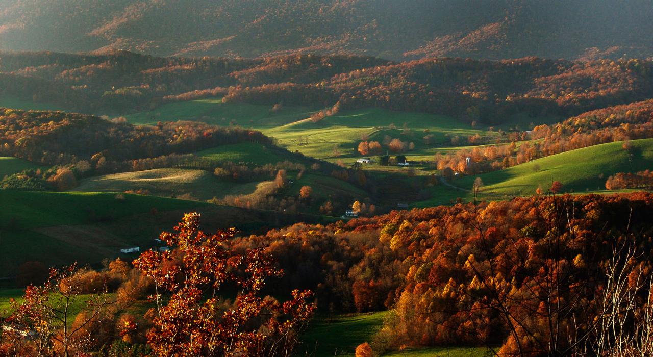 在弗吉尼亚州威斯维尔市沿大沃克山风景小路蜿蜒前行至大沃克观景台和怪兽岩石