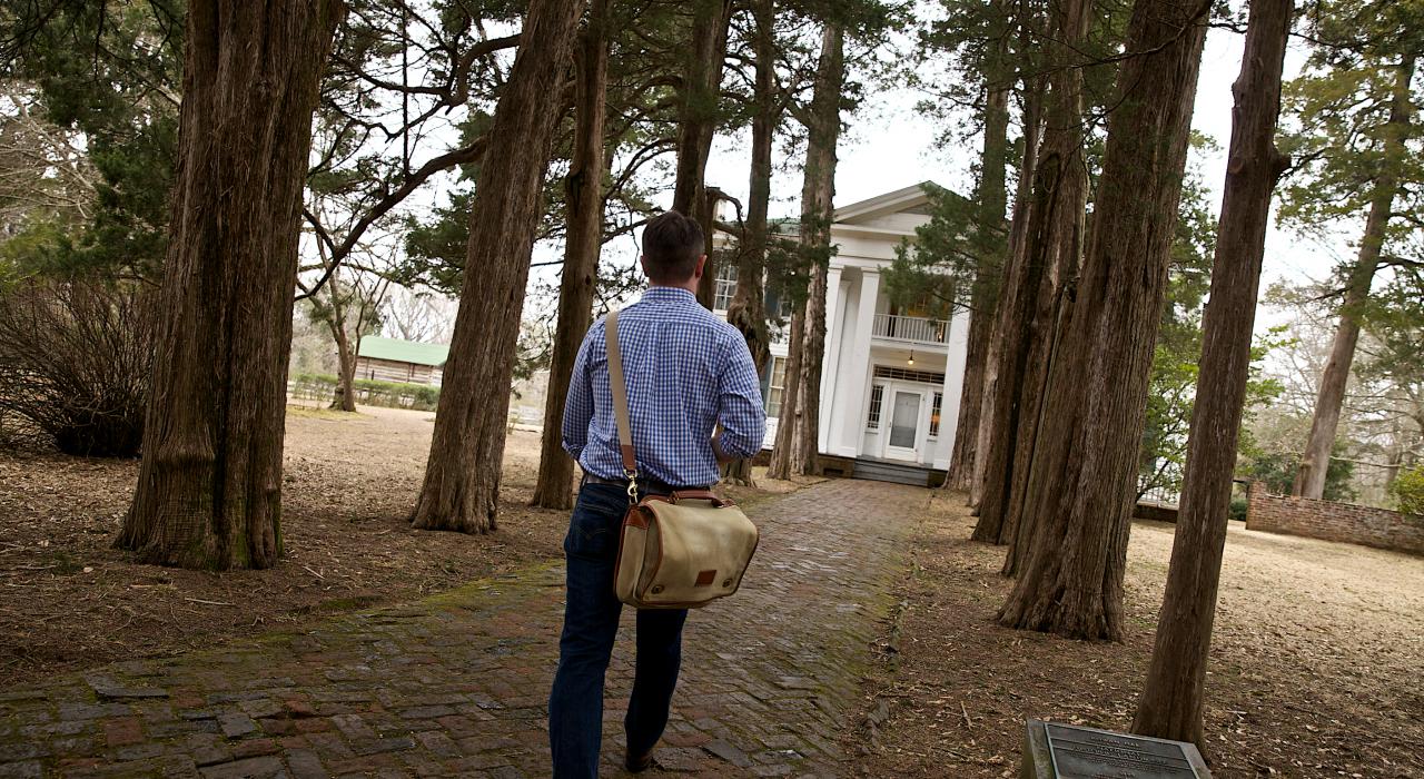 沿步道漫步，走向密西西比州牛津的罗恩橡园，已故作家威廉·福克纳的故居