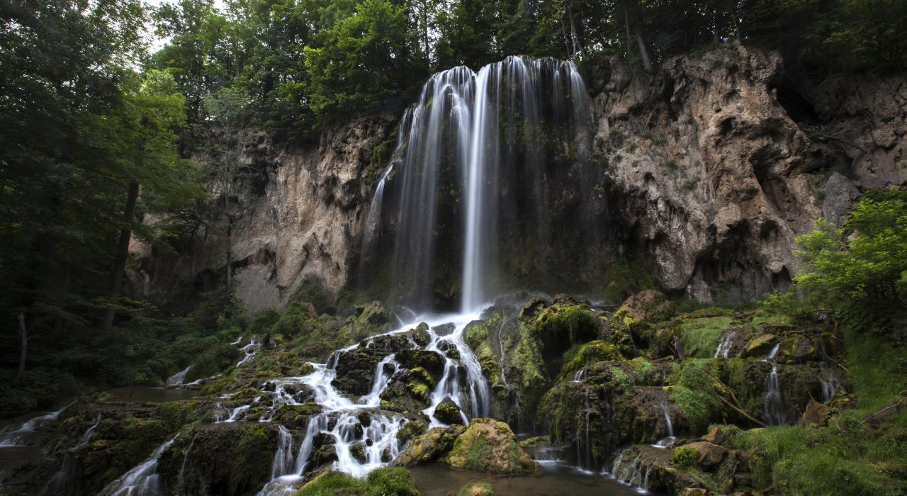 弗吉尼亚州仙纳度国家公园内的瀑布