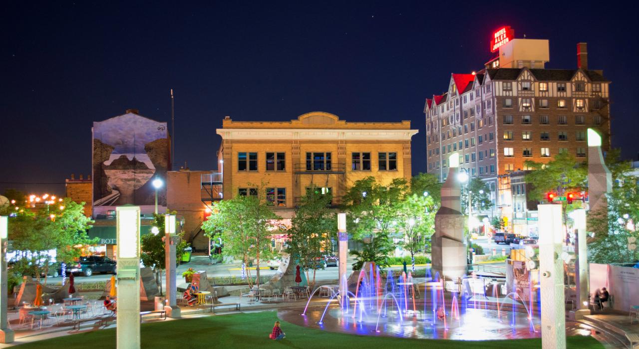 夜晚充满活力的主街广场