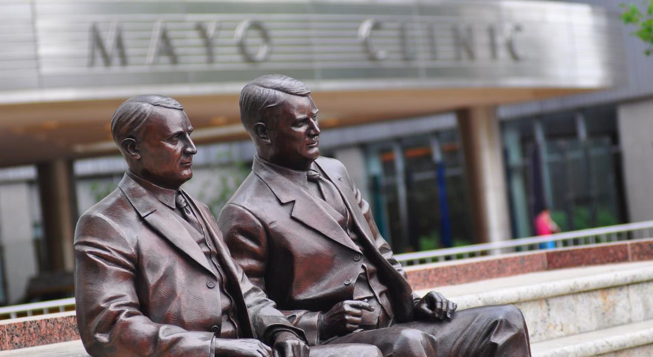 Gonda Building 医疗大楼入口处的梅奥兄弟雕像
