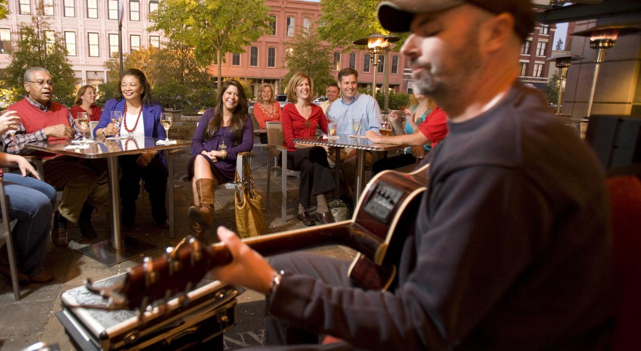 在阿拉巴马州蒙哥马利文艺复兴酒店（Renaissance Montgomery Hotel）的露台上欣赏现场音乐