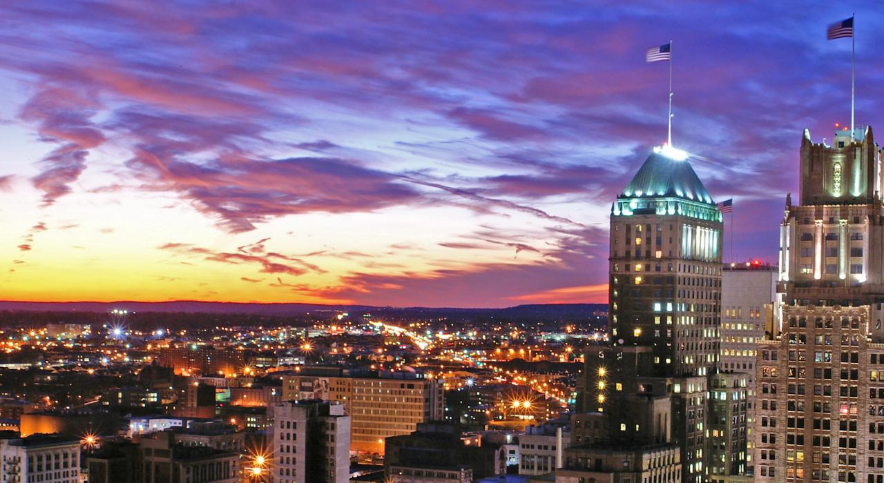 夕阳下的纽瓦克天际线