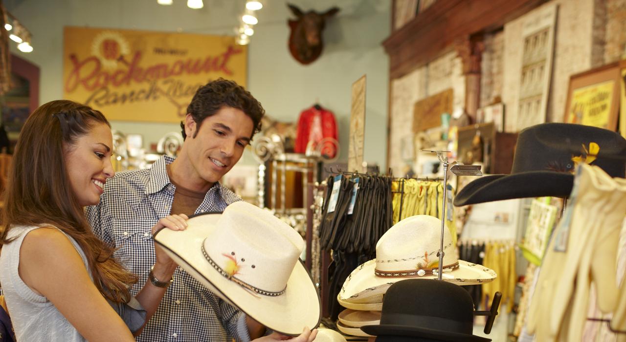 Comprando ropa vaquero