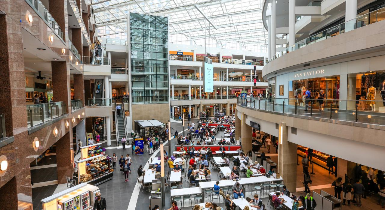 五角大楼时装中心令人印象深刻的室内装潢