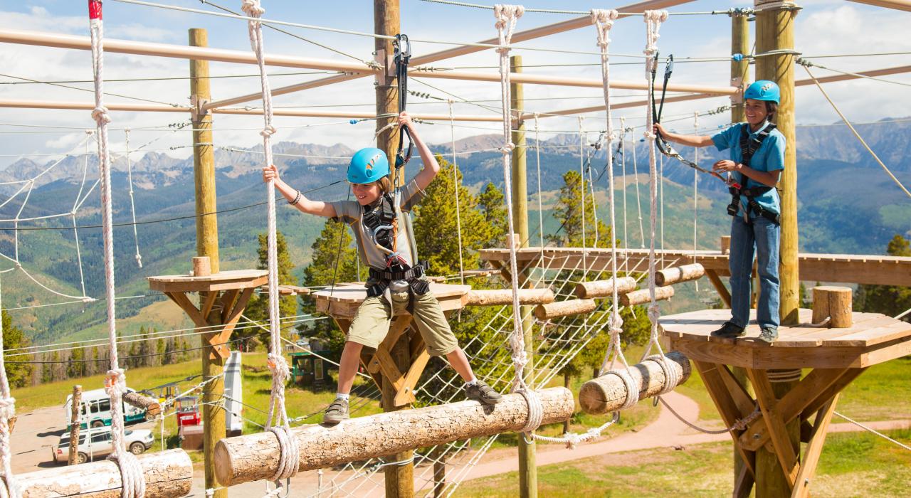 体验绳索探险项目，同时欣赏科罗拉多州韦尔山的壮丽美景