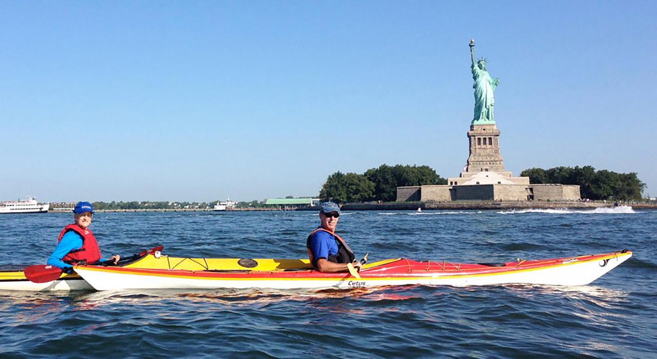 乘独木舟穿过自由女神像游览哈德逊河