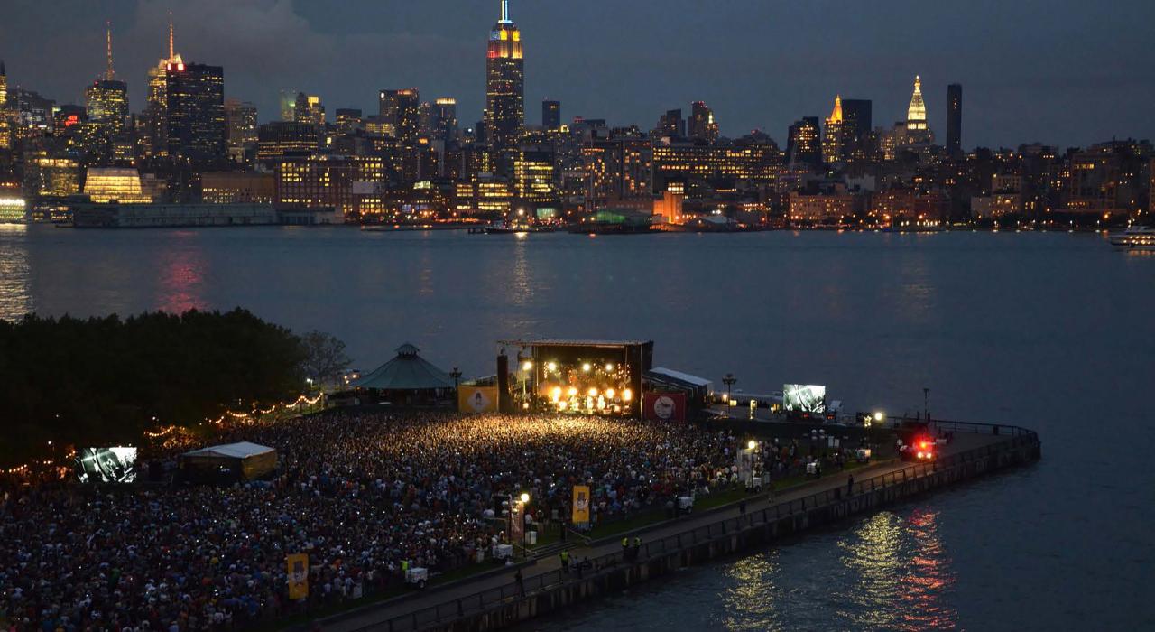 蒙福之子民谣乐团吸引了一大群人聚集在霍博肯的 A 码头公园