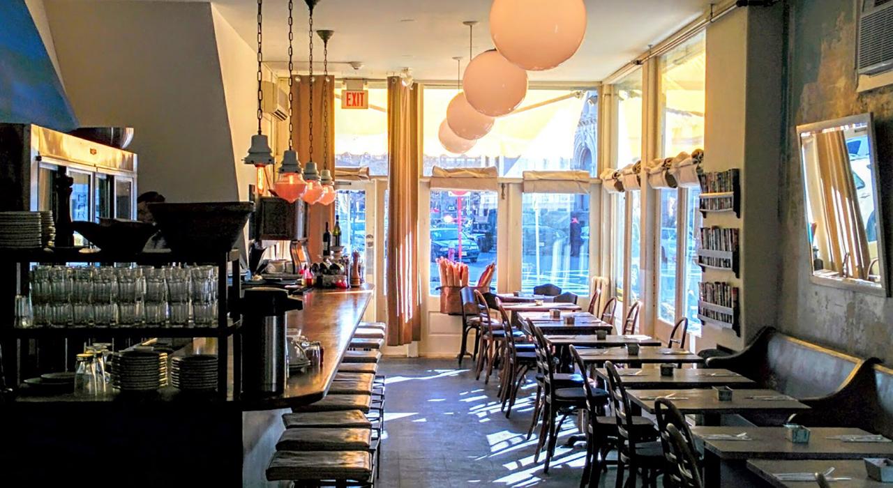 古老中心城区内一家创意小酒馆的餐厅