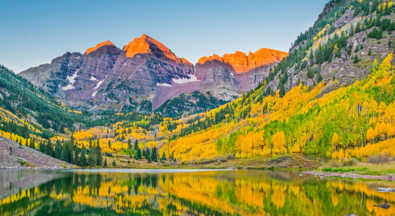 被秋阳染红的褐铃峰