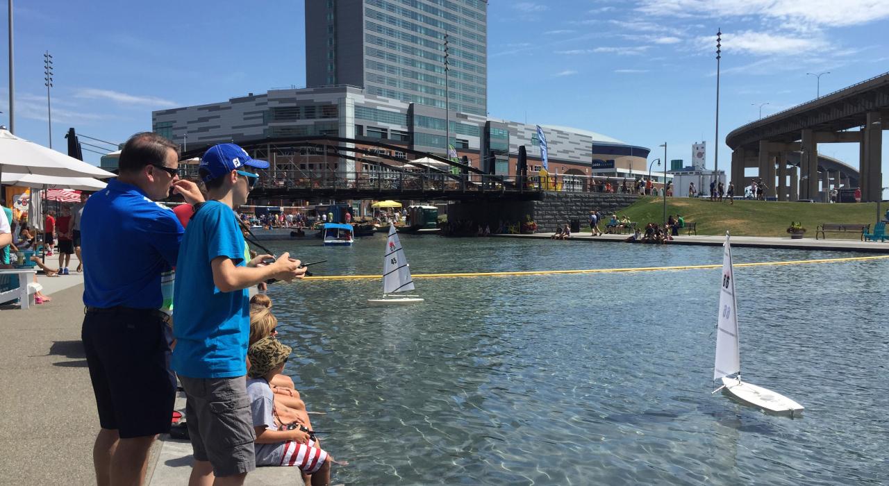 在运河区举行船只比赛