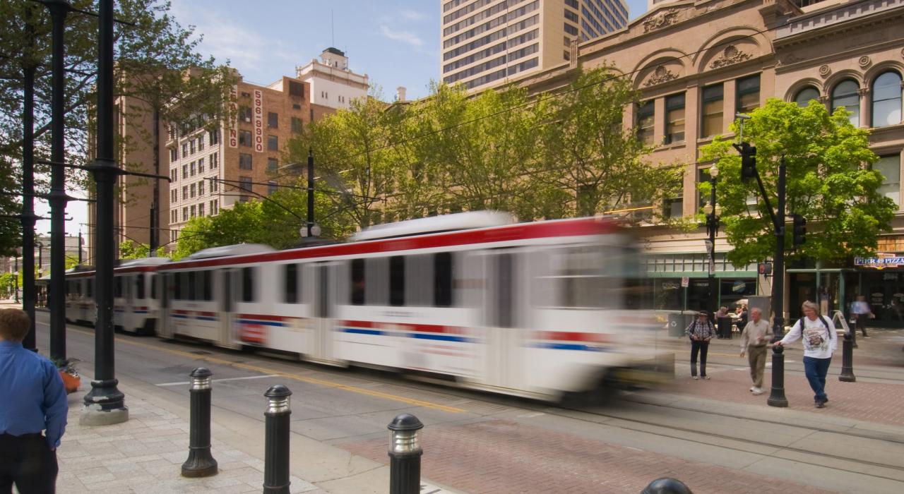 通过市中心的轻轨列车