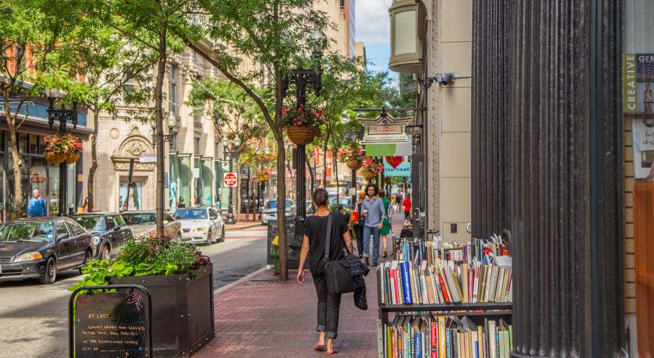 夏天漫步于市中心