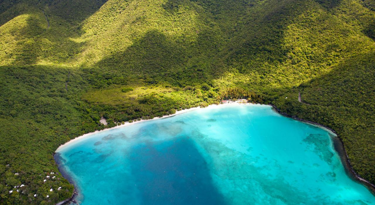 鸟瞰维尔京群岛国家公园内的 Maho Bay 湾