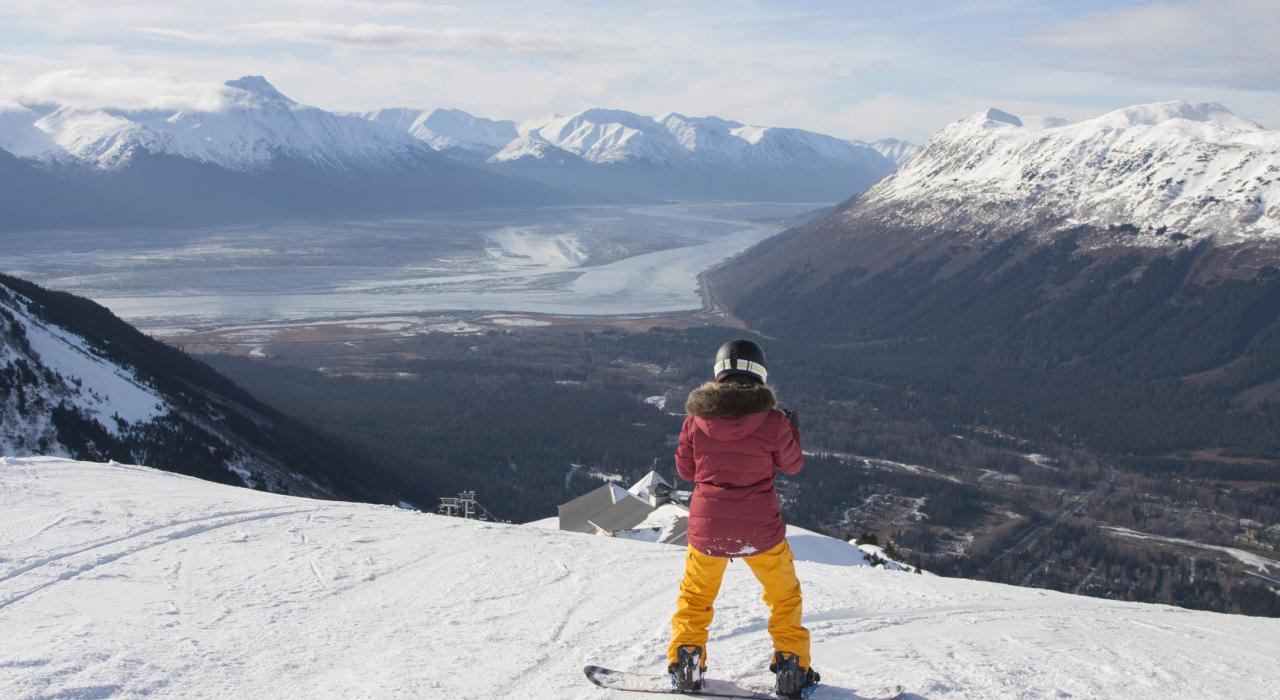 在 Alyeska Resor 度假村滑雪，欣赏格伍德广阔风景